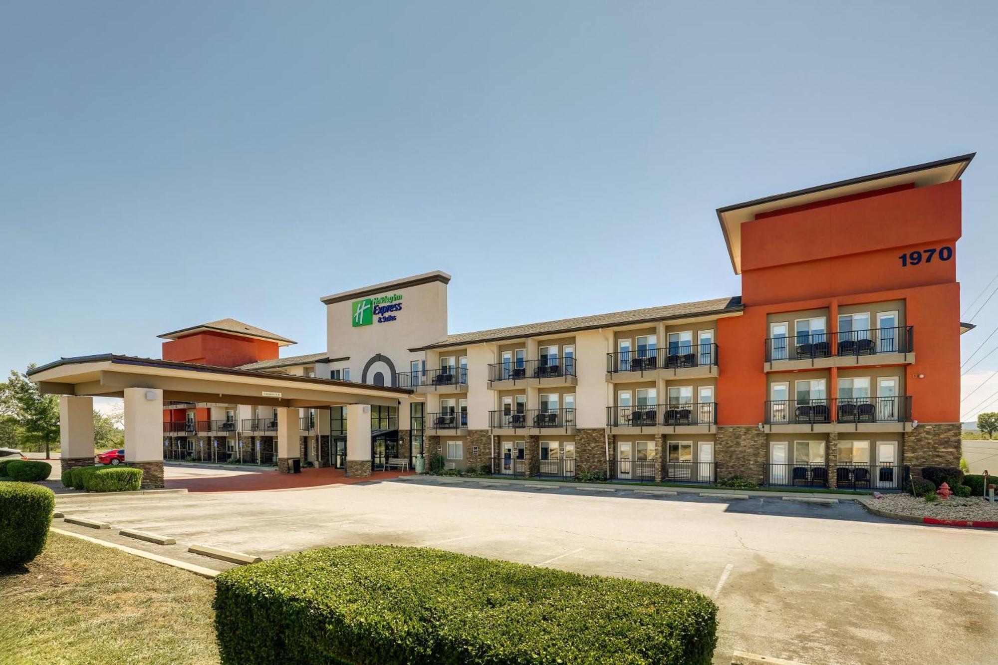 Holiday Inn Express Hotel & Suites Branson 76 Central, An Ihg Hotel Exterior photo